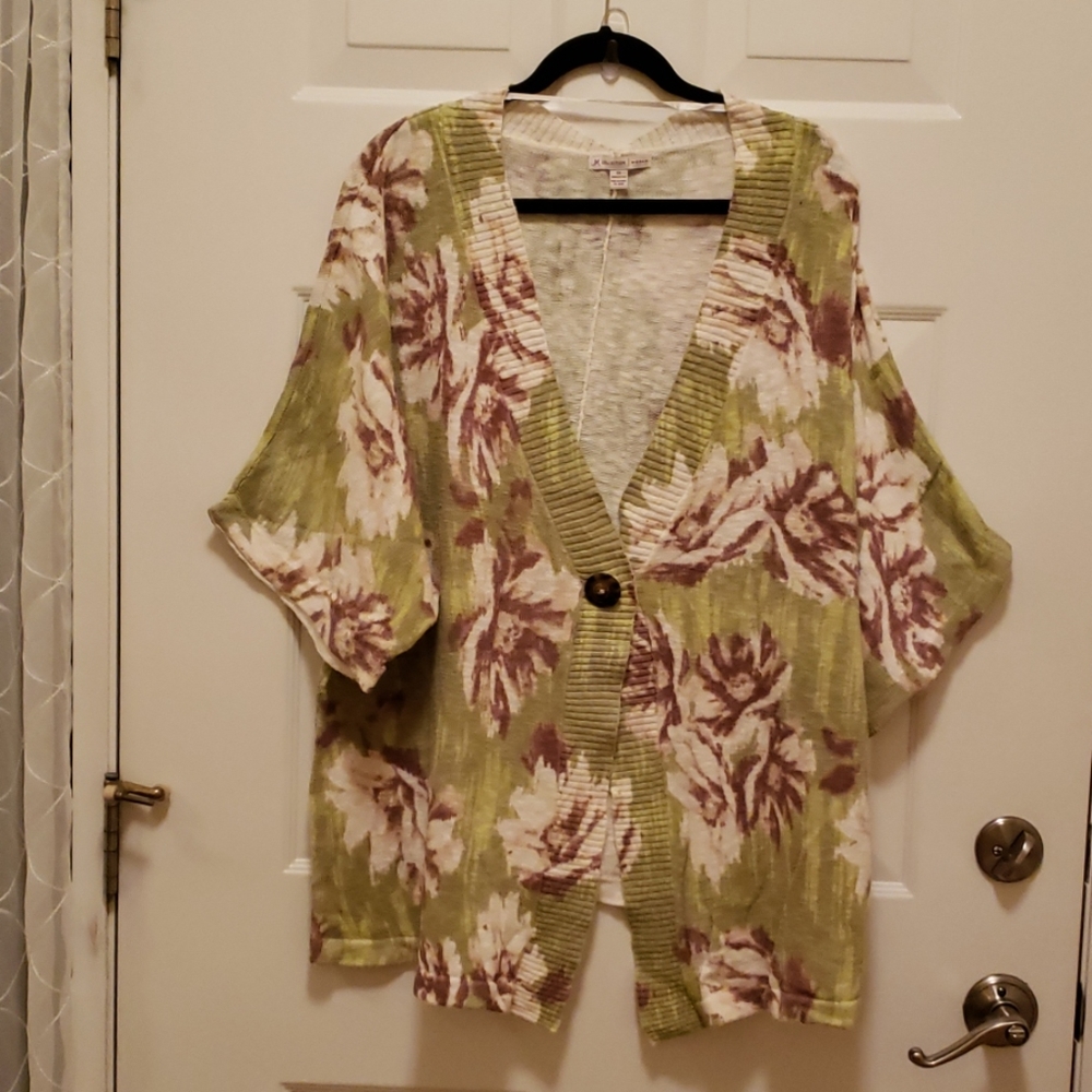 Floral button detail short sleeve sweater
